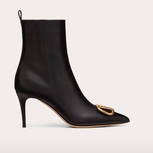 Black Calfskin Valentino ankle boot size 39.5 (fits US size 8.5)
